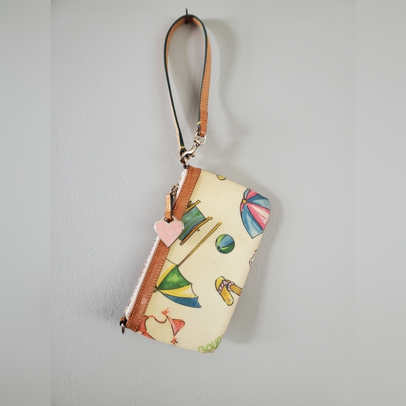 Dooney & Bourke Handbags - EUC Dooney & Bourke Miami Beach Wristlet